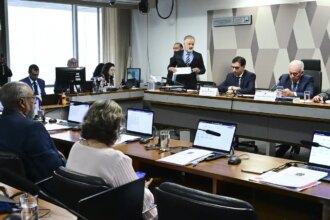 CCJ do Senado aprova PEC que acaba com jornada 6x1