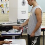 Caminhos da Reportagem: importância do voto para jovens e idosos