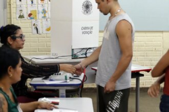 Caminhos da Reportagem: importância do voto para jovens e idosos