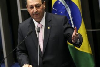 Relator da CCJ rejeita emendas da oposição que buscavam manter 6x1