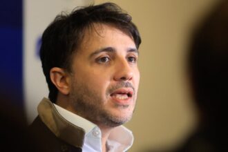 Renan propõe cortes na Previdência e alterar pisos da saúde e educação