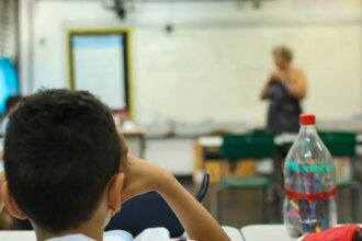 Valor por aluno investido no Brasil é 1/3 do gasto nos países da OCDE