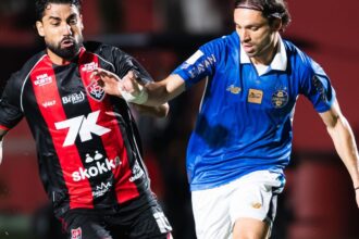 Vitória se afasta do Z-4 e mantém Grêmio ameaçado no Brasileirão