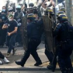 Adolescentes franceses fazem mais um dia de protestos sobre escolas