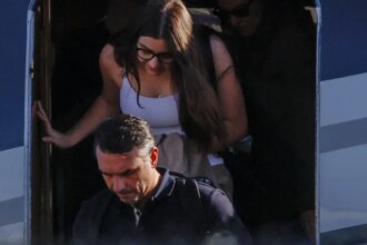 Aeronave com Flávio Bolsonaro e família pousa nos Estados Unidos