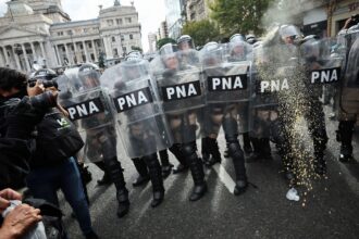 Ajuste de Milei reduz número de novos aposentados em 53% na Argentina