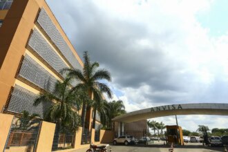 Anvisa proíbe venda de cosméticos e manda recolher gel falsificado