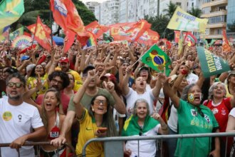 Ato em apoio à democracia e a Lula reúne milhares no Rio e Brasília