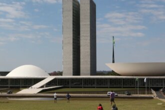 Calendário especial pode acelerar votação da PEC do fim da escala 6x1