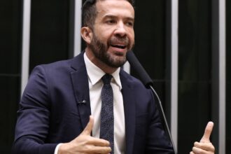 Deputado André Janones é internado com arritmia em São Paulo