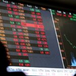 Dólar cai a R$ 5, e bolsa sobe quase 8% após primeiro turno