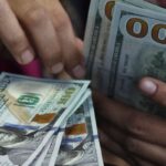 Dólar fecha abaixo de R$ 5 e recua 1,58% na semana