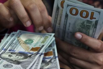 Dólar fecha abaixo de R$ 5 e recua 1,58% na semana