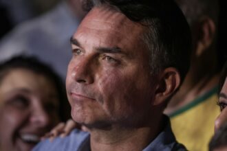 Em sabatina, Flávio não explica propostas e faz acusações sem provas