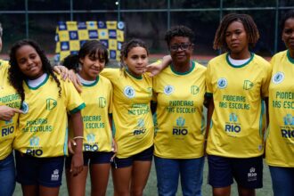 Ex-jogadoras da seleção de futebol incentivam alunas em escolas do Rio