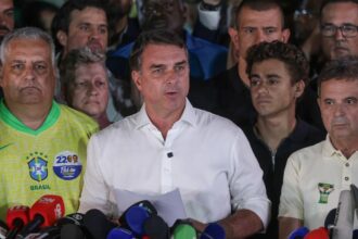 Flávio Bolsonaro cruza fronteira argentina e segue para o Equador