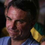 Fuga e carta golpista ampliam isolamento de Flávio Bolsonaro