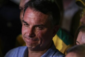 Fuga e carta golpista ampliam isolamento de Flávio Bolsonaro