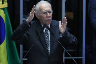 José Sarney é internado em UTI após procedimento abdominal