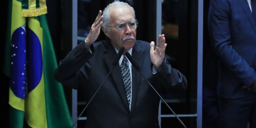 José Sarney é internado em UTI após procedimento abdominal