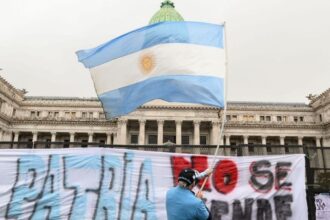 Milei lança plano para demitir 21 mil servidores na Argentina