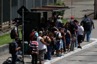 Motoristas de ônibus fazem paralisação na zona sul de São Paulo