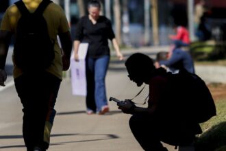 Percentual de jovens nem-nem no Brasil cai para 22,4%, mostra estudo