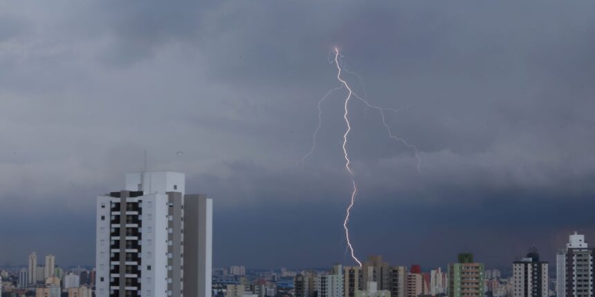 São Paulo terá mais chuvas fortes no fim da tarde desta quinta (15)